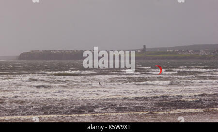 Der Sturm Ansätze. Strand Aktivität entlang der Westküste Irlands vor dem Sturm und Wildes Wetter ankommt. Stockfoto