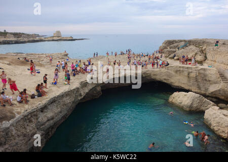 ROCA VECCHIA, Italien - 26. JULI 2017: Menschen bei den natürlichen Pool namens Grotta della Poesia Stockfoto