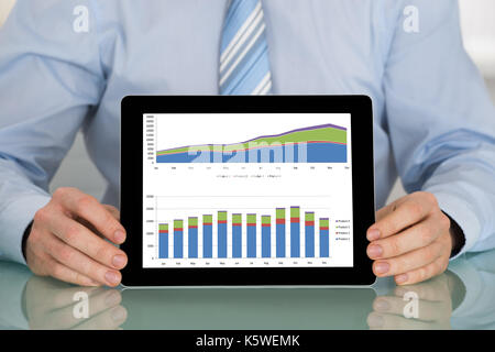 Nahaufnahme der Geschäftsmann zeigt Diagramm auf Digital-Tablette Stockfoto