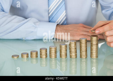 Nahaufnahme der Geschäftsmann, Stapel von Münzen Stockfoto