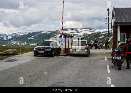 Mautstraße Tindevegen zwischen Årdal am Sognefjord und Turtagrø, Autos und Motorräder an der Mautstelle, Western Jotunheimen, Norwegen Stockfoto