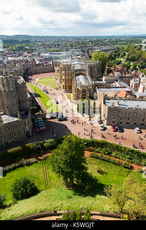 Blick von der unteren Station von Schloss Windsor, einschließlich Saint Georges Kapelle einschließlich seiner Mauern und Türme, und Unterkunft. Windsor, Großbritannien. (90) Stockfoto
