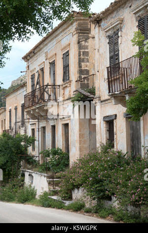 Straße der schönen, aber ruiniert, klassischen venezianischen Häuser, die durch das Erdbeben von 1953 zerstört. Assos, Kefalonia, Griechenland Stockfoto