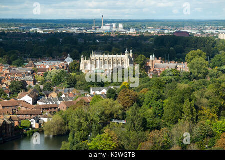 Historische Ansicht von einer erhöhten Position der Eton Chapel (in der Mitte des Rahmens) und des Eton College. Slough Handelsgebiet ist in der Ferne. GROSSBRITANNIEN. Die Kamera ist in Windsor positioniert, so dass die Bäume im Vordergrund Windsor Bäume sind Stockfoto