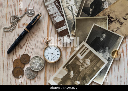 Alte Familienfotos und einige Sammlerstücke. Nostalgie, Erinnerungen. Stockfoto