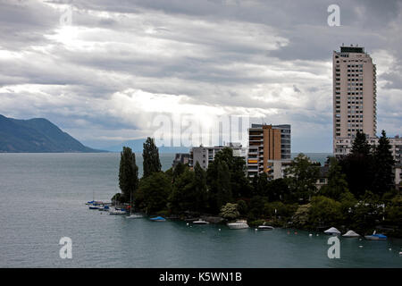 High rise apartment Blocks im Zentrum oder in Montreux am Genfer See in der Schweiz. Boote und Yachten sind günstig neben der Promenade mit Stockfoto