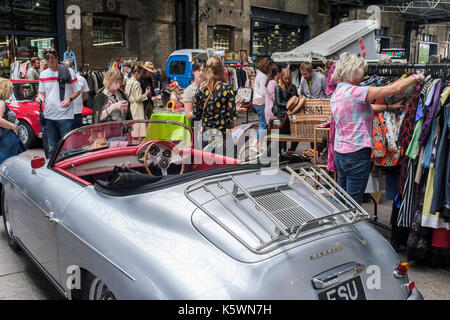 King's Cross classic car boot Sale. Vintage Mode, Haushaltswaren und Zubehör zum Verkauf neben klassischen Kraftfahrzeugen, King's Cross, London, UK Stockfoto