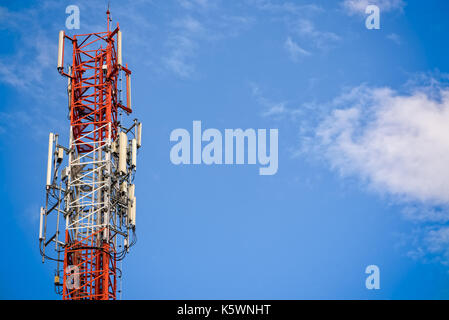 Telekommunikation Antenne Handy signal Tower auf blauen Himmel Hintergrund in Thailand Stockfoto