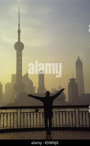 2005, Shanghai, Volksrepublik China, Asien - ein Blick über den Huangpu Fluss der finanziellen Shanghaier Stadtteil Pudong mit dem Fernsehturm. Stockfoto