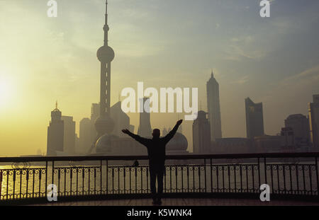2005, Shanghai, Volksrepublik China, Asien - ein Blick über den Huangpu Fluss der finanziellen Shanghaier Stadtteil Pudong mit dem Fernsehturm. Stockfoto