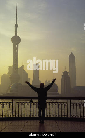 2005, Shanghai, Volksrepublik China, Asien - ein Blick über den Huangpu Fluss der finanziellen Shanghaier Stadtteil Pudong mit dem Fernsehturm. Stockfoto