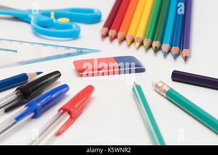 Verschiedene bunte Schule und Büro Utensilien auf eine weiße Fläche Stockfoto