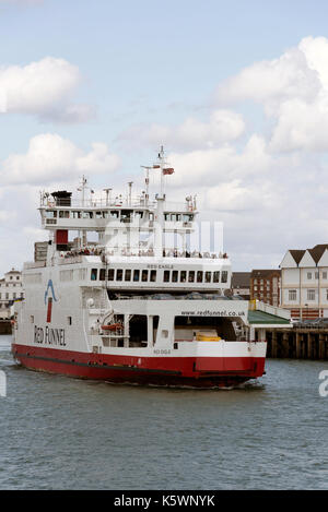 Hafen von Southampton England UK. August 2017. Die Isle of Wight roro Fähre Red Eagle Abfahrt Town Quay Southampton Stockfoto