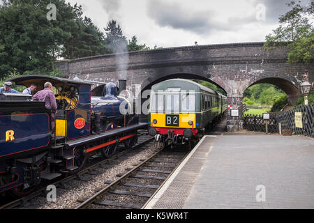 Y14 Dampfmaschine und Klasse 101 Diesel Lokomotive in Weybourne, North Norfolk Eisenbahn, Bahnhof, England, Großbritannien Stockfoto