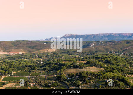 La Sainte Baume Vue du Village Mittelalterlichen du Castellet Var Frankreich Stockfoto