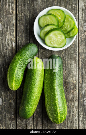 In Scheiben geschnittene grüne Gurken. Gurken in der Schüssel. Ansicht von oben. Stockfoto