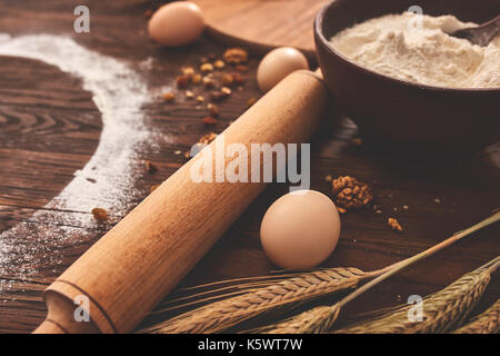 Backen Schokolade Kuchen in ländlichen oder rustikale Küche. Teig Rezept Zutaten auf vintage Holz Tisch Stockfoto