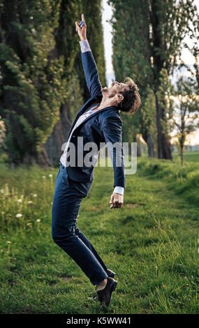 Schöne und stilvolle Geschäftsmann den Sommer genießen. Stockfoto