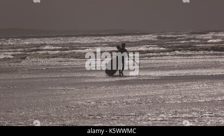 Der Sturm Ansätze. Strand Aktivität entlang der Westküste Irlands vor dem Sturm und Wildes Wetter ankommt. Stockfoto