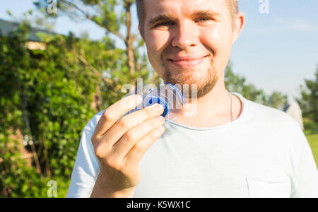 Mann Hand beliebte zappeln Spinner Spielzeug, Stockfoto