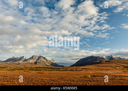 Am frühen Morgen Licht auf Wahrzeichen Lücke entlang der Denali Highway in Southcentral Alaska. Herbst. Stockfoto