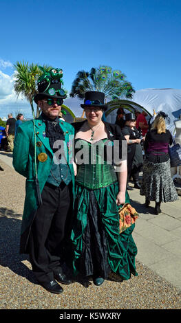 Kombinieren Sie die passenden grünen Outfits beim Eastbourne Steampunk Festival, Eastbourne, East Sussex, Großbritannien Stockfoto