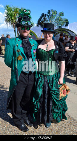 Kombinieren Sie die passenden grünen Outfits beim Eastbourne Steampunk Festival, Eastbourne, East Sussex, Großbritannien Stockfoto