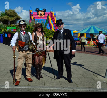 Gruppe von Männern und Frauen beim Eastbourne Steampunk Festival, Eastbourne, East Sussex, Großbritannien Stockfoto