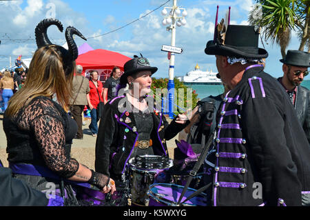 Stix Drummers auf der Promenade beim Eastbourne Steampunk Festival, Eastbourne, East Sussex, Großbritannien Stockfoto