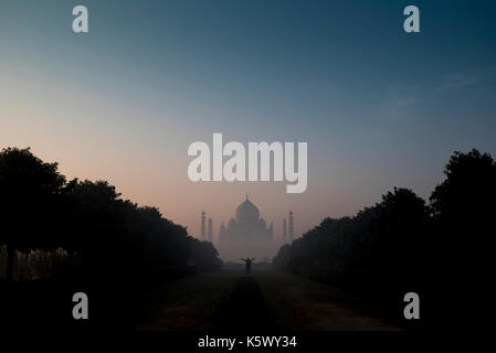 Taj Mahal in der Morgendämmerung Stockfoto