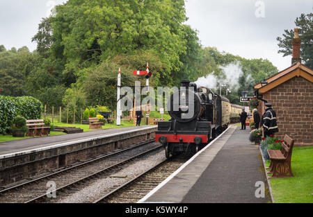 Dampflok 53808 Crocombe Heathfield Ankunft am Bahnhof, Somerset, UK. Stockfoto