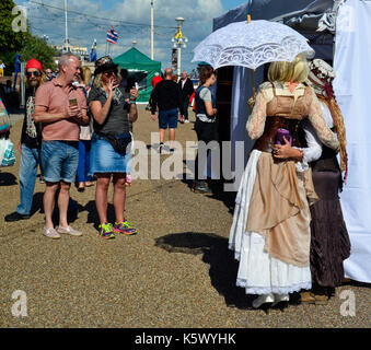 Damen posieren für ein Foto beim Eastbourne Steampunk Festival, Eastbourne, East Sussex, Großbritannien Stockfoto
