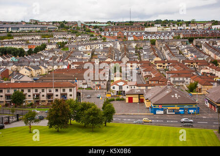 Der berühmte katholische Bogside, ein Zuhause der irischen Republikanischen Bewegung in der Stadt Londonderry in Nordirland, von den Mauern des Anc aus gesehen Stockfoto