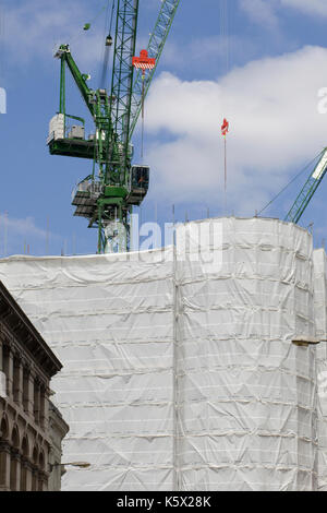 Baukräne auf einer Baustelle Stockfoto