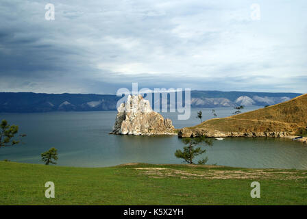 Blick vom Ufer der Insel Olchon (Baikalsee, Russland) auf dem Heiligen rock Shamanka (Kap Burkhan). Stockfoto