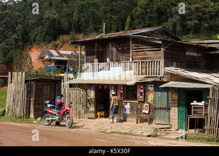 Holz- Haus in Andasibe Dorf, Andasibe-Mantadia Nationalpark, Madagaskar Stockfoto