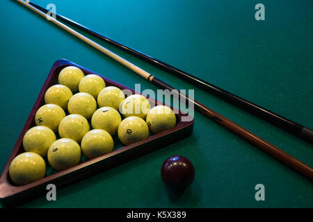 Russisches Billard weiße Kugeln, Cue ball, Holz- Cue auf einem großen Tisch mit grünem Tuch Stockfoto