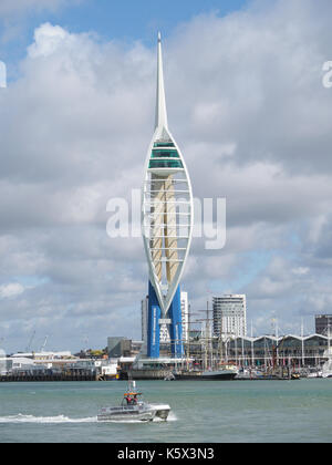 Blick auf die Emirate Spinnaker Tower in Portsmouth Harbour UK an einem bewölkten Sommertag Stockfoto