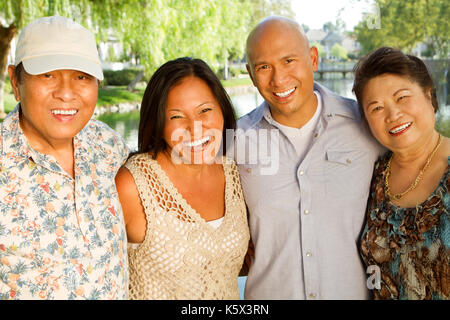 Asiatische Eltern mit ihren erwachsenen Kindern. Stockfoto