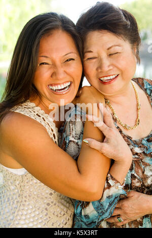 Asiatische Mutter und ihrer erwachsenen Tochter. Stockfoto