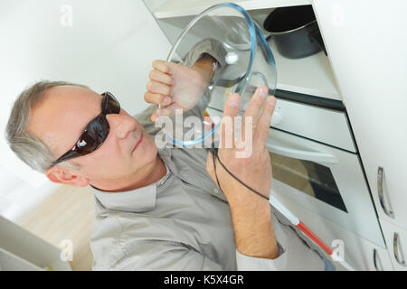 Reifen blinder Mann, eine Schüssel in die Küche Stockfoto