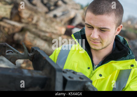 Arbeiter der Städtischen kommunalen Recycling garbage collector Lkw Stockfoto