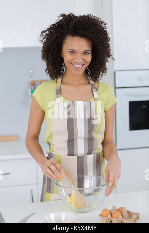 Frau mischen backen Mix in einer durchsichtigen Schüssel Stockfoto