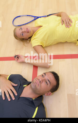 Tennis Partner am Boden nach anstrengenden Match Stockfoto