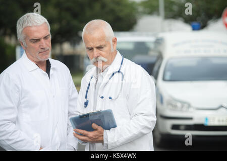 Zwei Ärzte draußen vor der Ambulanz Stockfoto