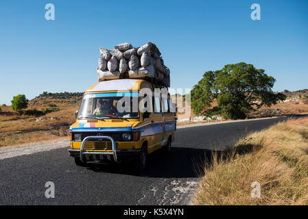 Taxi Brousse auf der RN4, Madagaskar Stockfoto