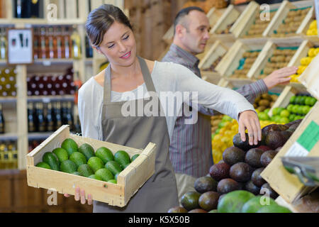 Lächelnd weibliche Verkäufer in Gemüse Markt Stockfoto