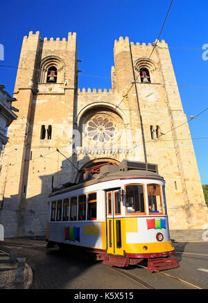 Berühmten gelben Straßenbahn vor Se Kathedrale in Lissabon, Portugal, Stockfoto