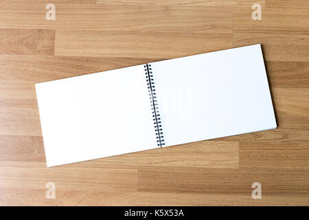 Leer Katalog und Buch, Zeitschriften, Buch mock-up auf Holz Hintergrund Stockfoto