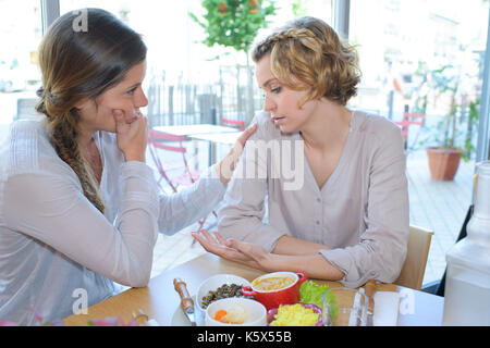 Zwei weibliche Freunde reden im Cafe Tabelle w Stockfoto